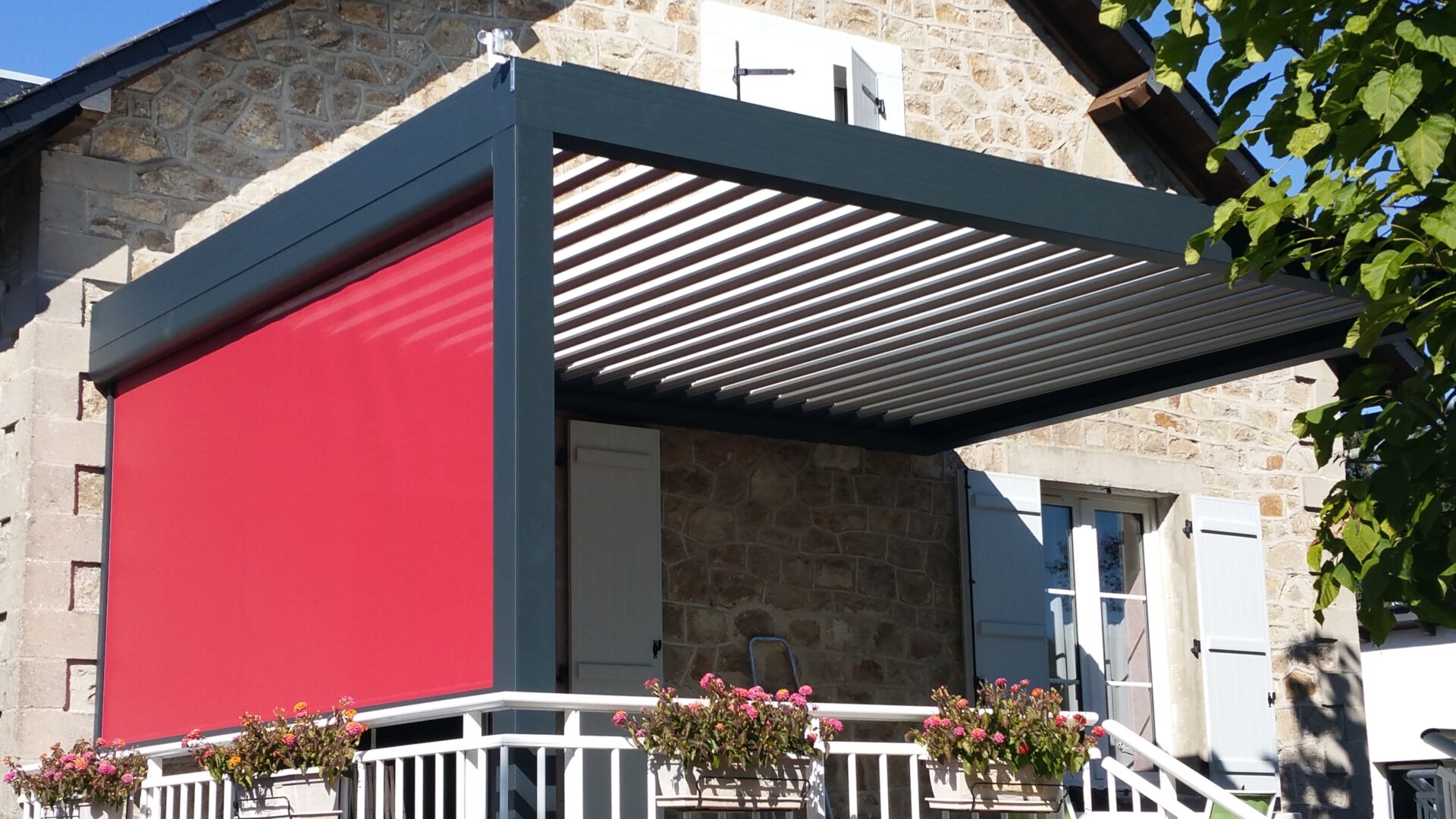 photo d'une pergola avec un screen rouge