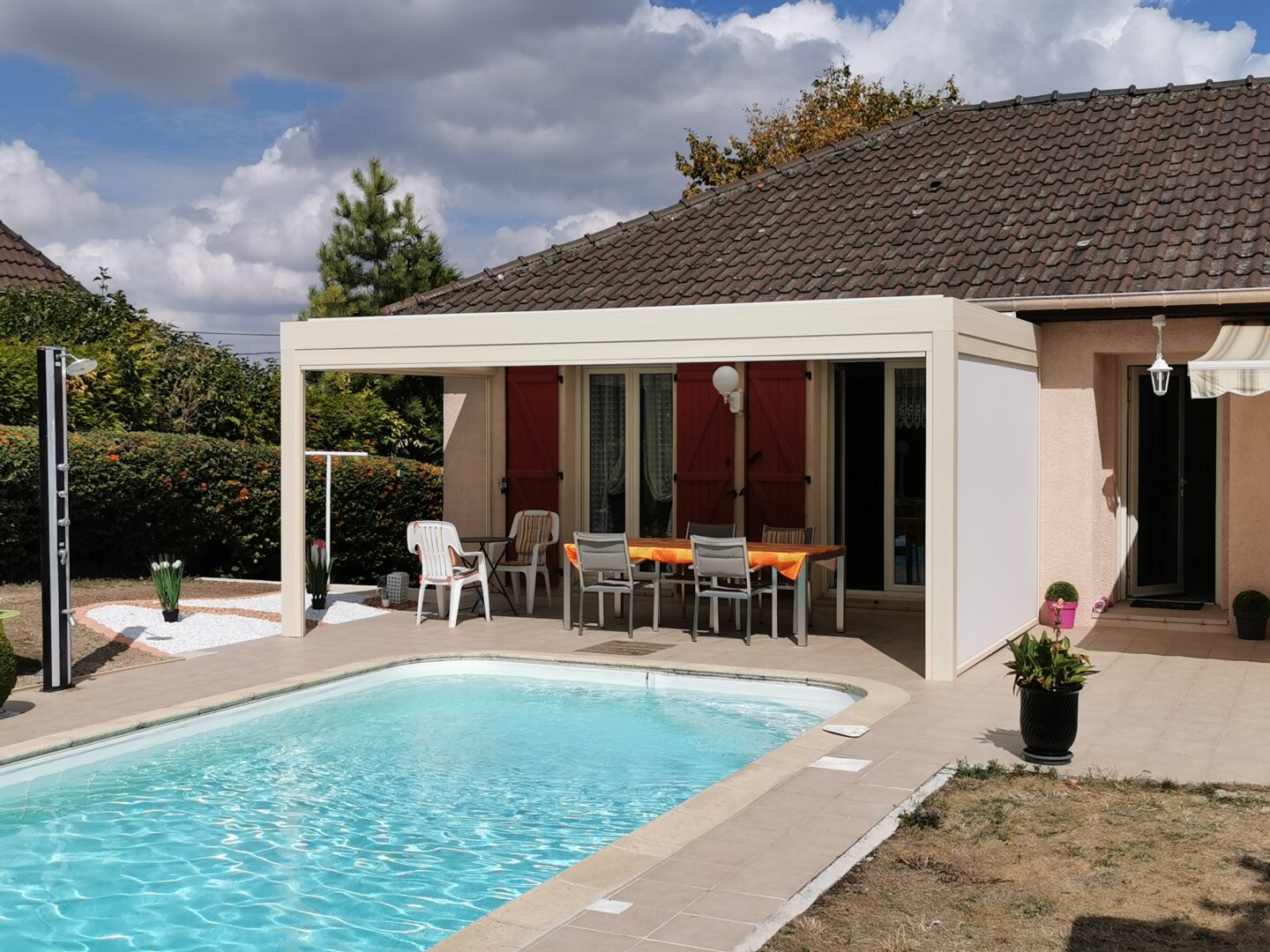 photo d'une pergola devant une piscine