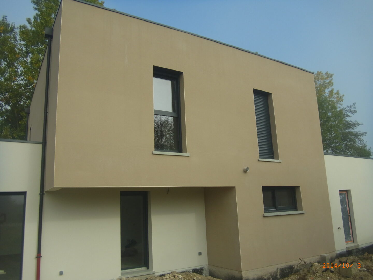 fenetre2 Fenêtres noires sur une maison en construction