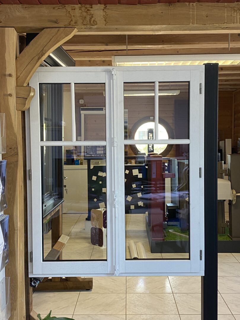 fenetre6 photo d'une fenêtre en bois blanc